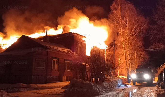 В Кимрском округе пожарные потушили горящий двухэтажный деревянный дом