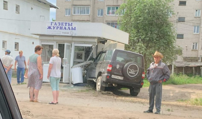 «УАЗ» протаранил газетный киоск в Тверской области