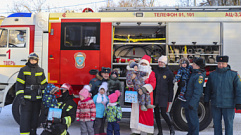 «Пожарный Дед Мороз» поздравил воспитанников детских домов Тверской области с наступающим праздником