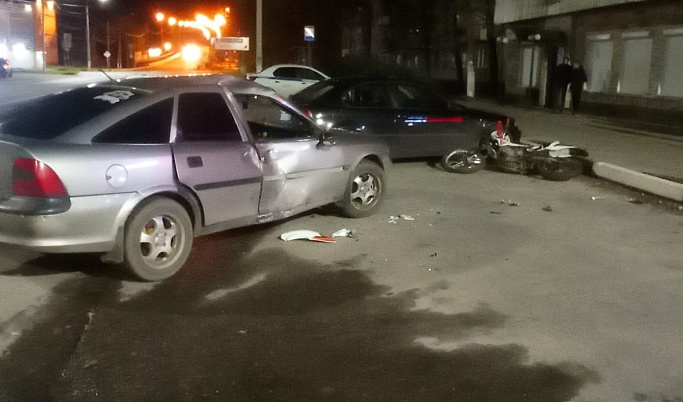 В Торжке подросток на мотоцикле столкнулся с тремя иномарками
