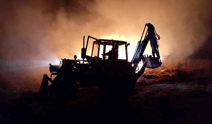 Тракторист из Тверской области не дал огню перекинуться на деревню