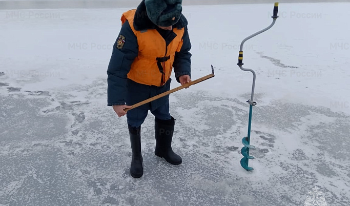 Спасатели измерили толщину льда на водоемах Тверской области