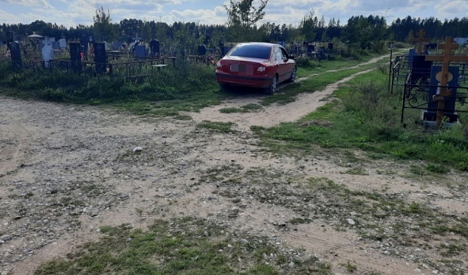 Пенсионерка попала под колёса авто на кладбище в Тверской области