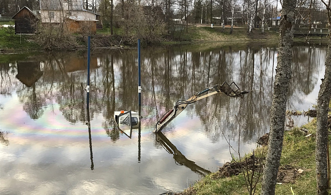 Земснаряд для очистки водоемов утонул в пруду в Тверской области 