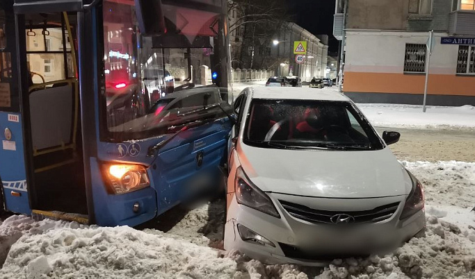 Два человека пострадали в ДТП с синим автобусом в Твери
