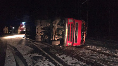На М-9 в Тверской области опрокинулся грузовик