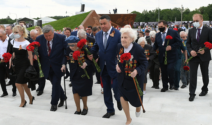 Под Ржевом открыли мемориал Советскому солдату