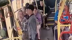 В Твери мужчина избил 18-летнего парня в автобусе