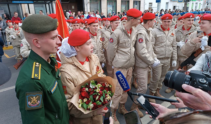 В Твери курсант сделал предложение возлюбленной перед торжествами в честь 78-летия Победы