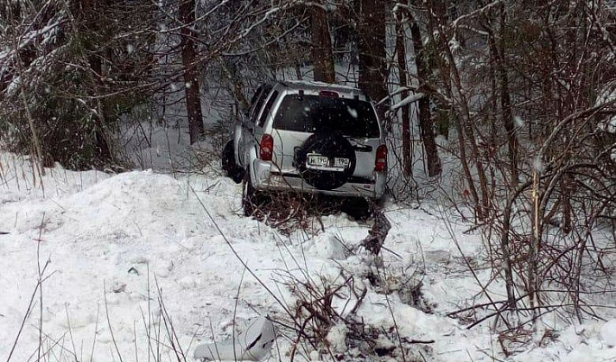 В Тверской области автомобиль вынесло в кювет 