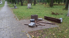 В Тверской области вандалы вдребезги сломали скамейку в парке