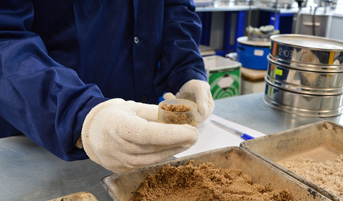 Специалисты проверили качество пескосоляной смеси для обработки трасс Тверской области