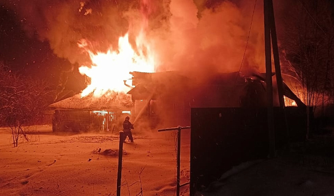 В Кимрском округе ночной пожар уничтожил два жилых дома