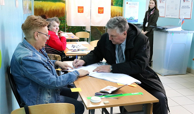 Глава Твери Алексей Огоньков проголосовал на выборах президента