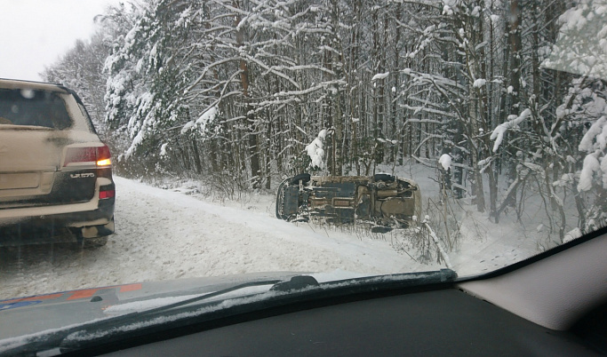 В Тверской области иномарка свернула в кювет со снежной дороги