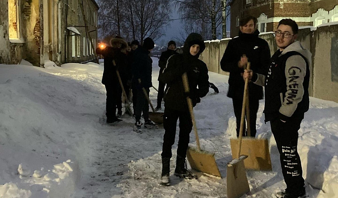 В Бежецке ученики помогли в расчистке снега на территории школы