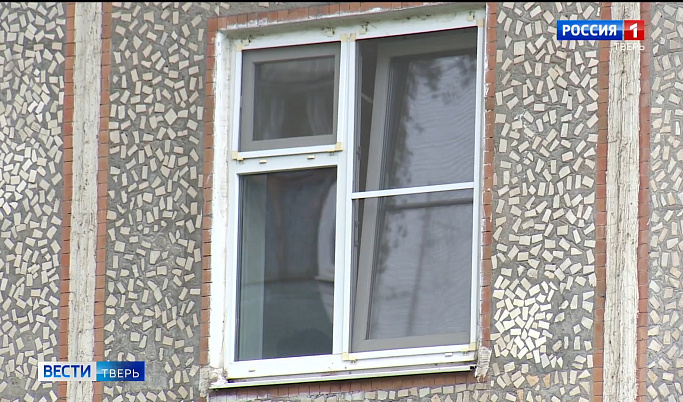 Жителей Тверской области призывают следить за окнами и детьми