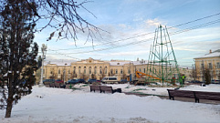 В Твери на площади Ленина устанавливают главную новогоднюю елку