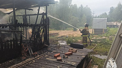 В Тверской области потушили гараж и спасли дом от огня