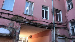 В Центральном районе Твери обрушается фасад жилой многоэтажки