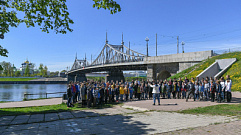 В День Волги в Твери 134 юных музыканта исполнили песню Людмилы Зыкиной «Течет река Волга»