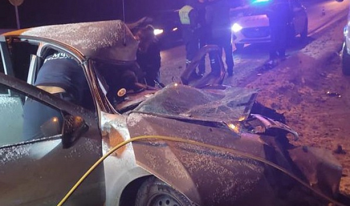 Водитель легковушки погиб в лобовом столкновении с фурой в Тверской области