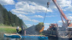 В Тверской области со дна озера подняли 35-метровую старую баржу
