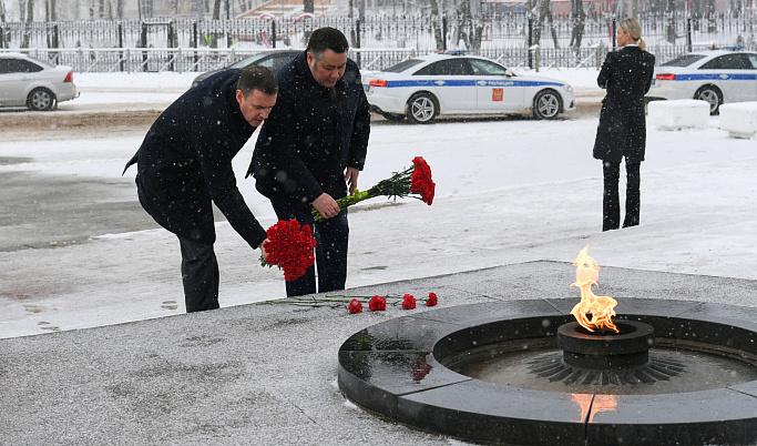 Дмитрий Патрушев и Игорь Руденя возложили цветы к Обелиску Победы в Бежецке