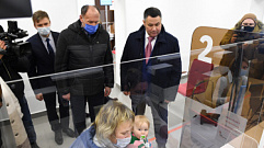 Игорь Руденя посетил новый филиал МФЦ в Вышнем Волочке 