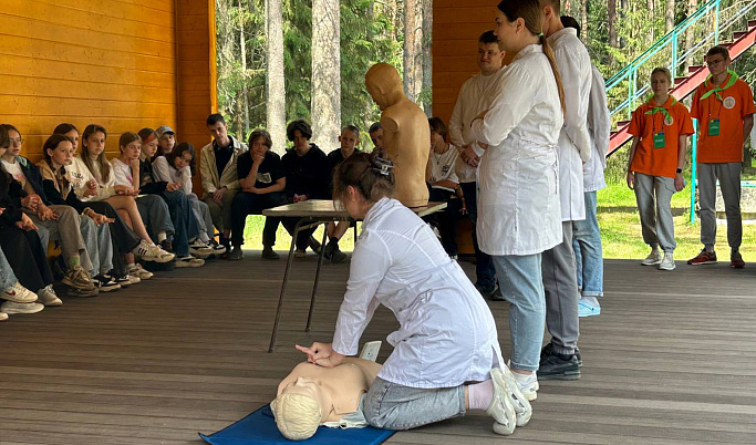 В летних лагерях Тверской области студенты-медики обучают ребят оказывать первую помощь