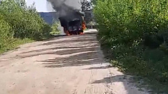 В сети появилось видео горящего пассажирского автобуса в Тверской области