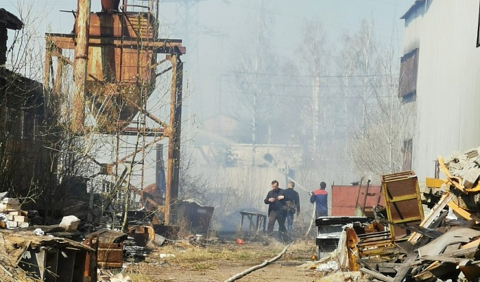 В Тверской области тушили пожар на заводе механизированного инструмента