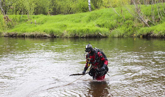 Перед началом летнего сезона водолазы проверяют дно рек Тверской области