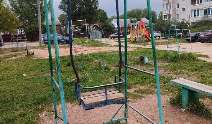 7-летняя девочка пострадала при падении с качелей в Тверской области