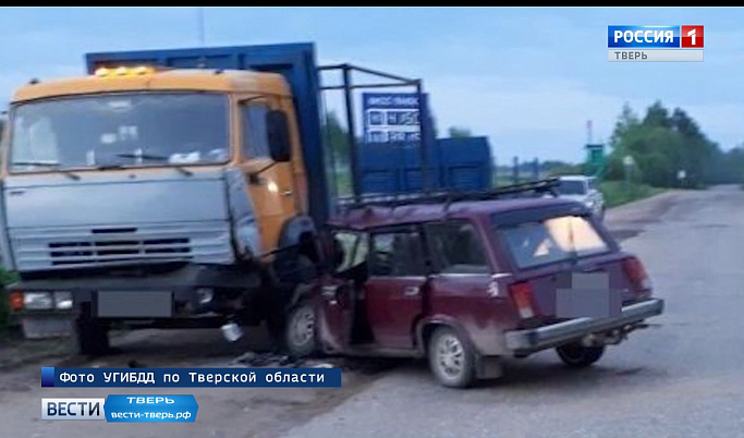 В Тверской области пьяный водитель уснул за рулем и врезался в «КамАЗ»
