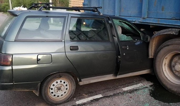 Автомобиль влетел под грузовик в Тверской области