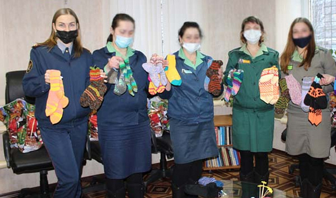 В Тверской области осужденные связали для детей теплые носки в подарок на Новый год