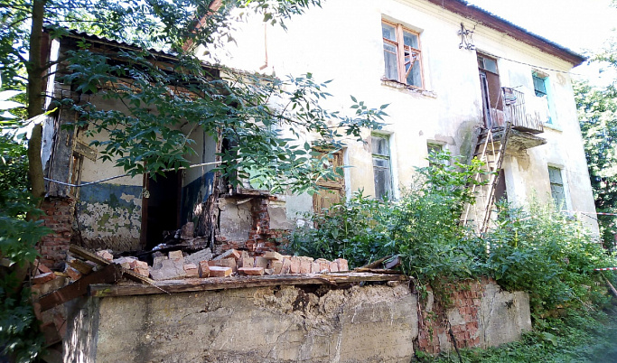 СК проводит проверку по факту обрушившейся стены общежития в Ржеве