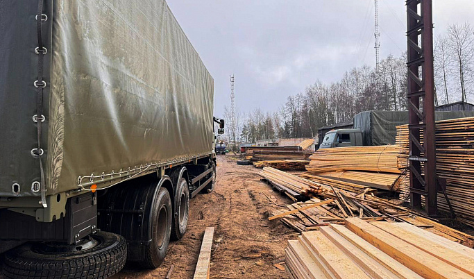 Муниципалитеты Тверской области отправили в зону СВО гуманитарный груз с пиломатериалами