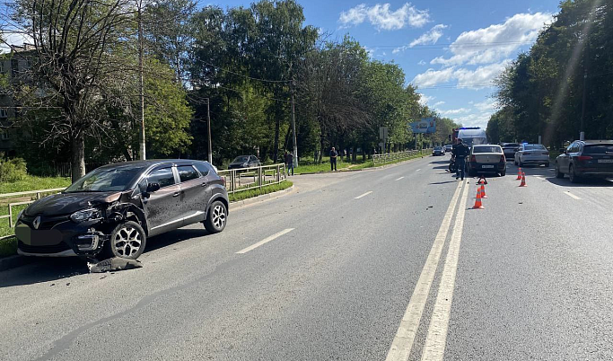 Мотоциклистка столкнулась с двумя автомобилями в Твери