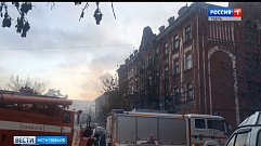 Из горящих Морозовских казарм в Твери эвакуируют жильцов | Видео