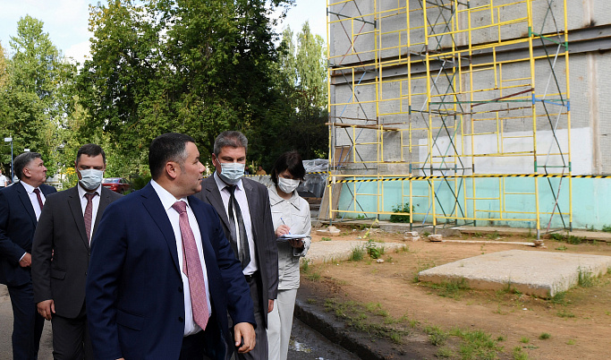 В Твери Игорь Руденя ознакомился с ходом работ в доме, где произошёл хлопок газа