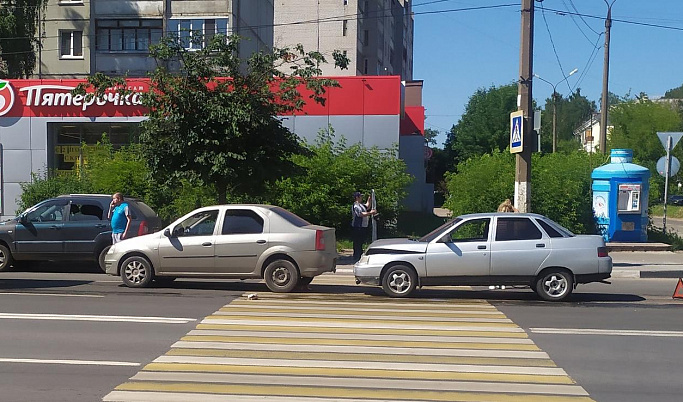В Твери после столкновения автомобиль сбил женщину-пешехода