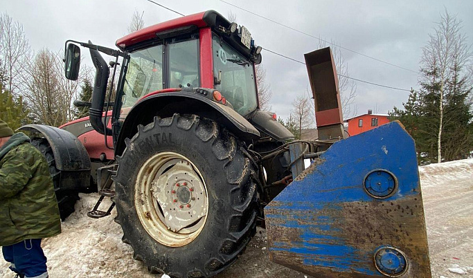 LADA Granta столкнулась с трактором в Калининском округе, есть пострадавший