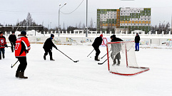 В Удомле состоялся турнир по хоккею в валенках