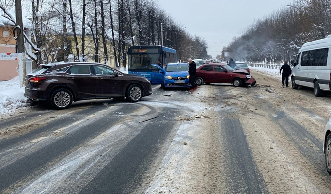 На Петербургском шоссе в Твери в массовом ДТП пострадали три человека
