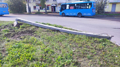 В Тверской области водитель снес опору освещения на большой скорости