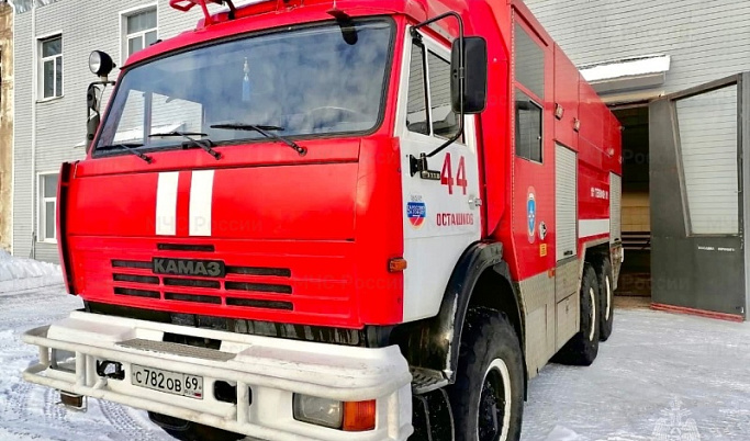 В Тверской области сотрудники МЧС спасли замерзающих на дороге людей