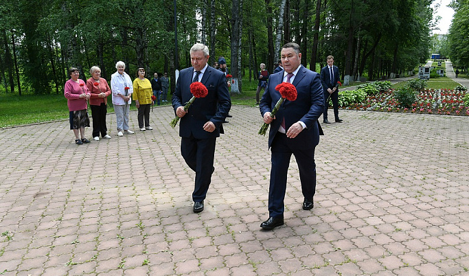 Рабочая поездка Игоря Рудени в Калязин началась с возложения цветов