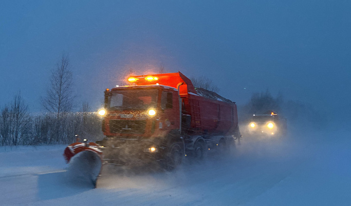Более 300 единиц техники расчищают от снега дороги Тверской области